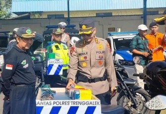 Kapolres Trenggalek AKBP Indra Ranu Dikarta saat meninjau kesiapan tambal ban gratis 