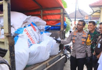 Kapolres Ngawi AKBP Dwi Sumrahadi dengan truck bermuatan 3 ton pupuk bersubsidi, Sabtu (5/4)