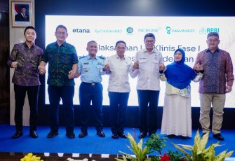 Wakil Menteri Kesehatan RI dr. Benjamin Paulus Octavianus (dr. Benny) saat meninjau pelaksanaan uji klinis di RS Islam Jakarta, Kamis (13/11).