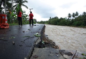 Kondisi jalan amblas pasca diterjang banjir