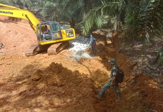 Progres Pembuatan Plat Dekker TMMD Ke-124 Kodim 0408/BS Memasuki Proses Pemasangan Pondasi