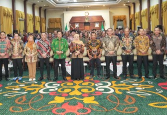 Wakil Menteri Transmigrasi Viva Yoga Mauladi pada Puncak Peringatan Hari Pers Nasional Tahun 2025 dan HUT PWI Ke-79 Tingkat Provinsi Jawa Timur, yang digelar di Gedung Negara Grahadi, Surabaya, Jawa Timur, Senin (28/4/2025)