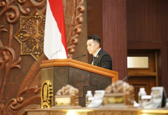Juru bicara Banggar DPRD Jatim, Erick Komala, saat rapat paripurna, Rabu (12/11/25).