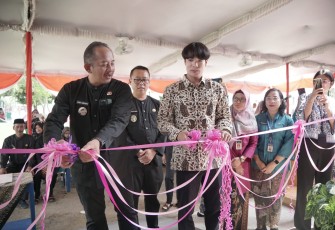 Bupati Karanganyar Rober Christanto didampingi Wakil Bupati Karanganyar Adhe Eliana, meresmikan Gedung Rumah Bersalin Puskesmas II Kebakkramat, Kamis (15/5/202)