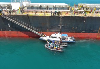 Bakamla RI Evakuasi 14 Korban Kapal Tenggelam di Perairan Utara Berakit