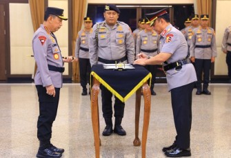 Kapolri saat Resmi Lantik Komjen Dedi Prasetyo Jadi Wakapolri di Ruang Rapat Utama Mabes Polri, Jakarta Selatan, Kamis (14/8) pukul 10.30 WIB