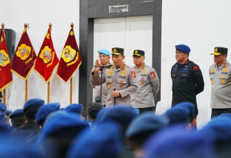 Kapolri Jenderal Listyo Sigit Prabowo saat melakukan kunjungan ke Markas Komando (Mako) Satuan Brimob Polda Metro Jaya, Kwitang, Jakarta, Senin (1/09/2025).