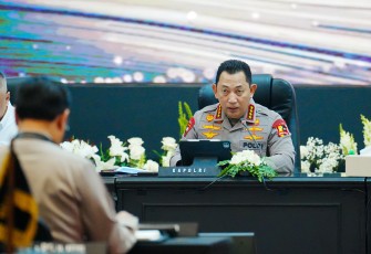 Kapolri Jenderal Pol. Listyo Sigit Prabowo menghadiri rapat lintas sektoral dalam menghadapi arus mudik dan balik Lebaran 2025