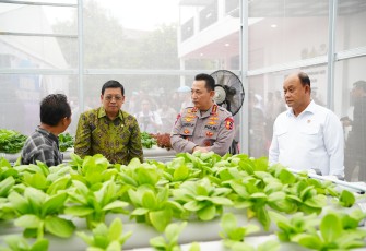 Kapolri Jenderal Polisi Drs. Listyo Sigit Prabowo bersama Menteri Pendidikan Dasar Menengah Abdul Mu’ti, Kepala Badan Gizi Nasional Dadan Hindayana, dan Ketua Yayasan Kemala Bhayangkari Ny. Juliati Sigit Prabowo, meresmikan 20 Satuan Pelayanan Pemenuhan Gizi (SPPG)