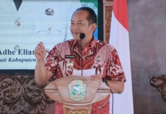 Bupati Rober Christanto memberikan sambutan dalam kegiatan pembinaan pemerintah desa memperingati Hari Sampah Nasional, di Pendopo Rumah Dinas Bupati Karanganyar, Selasa (15/4/2025)