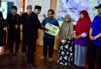 Kepala Desa Berjo, Dwi Haryanto, menyerahkan THR secara simbolis kepada sejumlah warga dalam kegiatan bertajuk Semua Bisa Sejahtera, di balai desa setempat, Kamis (20/3/2025)