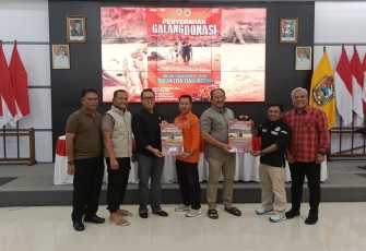 Penyerahan secara simbolis hasil galang donasi untuk korban bencana Sumatra dan Aceh oleh perwakilan relawan dan komunitas kepada Bupati dan Wakil Bupati Karanganyar, Rober Christanto dan Adhe Eliana, di Rumah Dinas Bupati Karanganyar, Jumat (19/12/2025) malam.