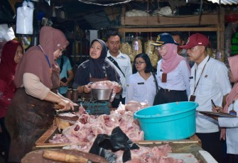Jajaran Forkopimda Karanganyar saat melakukan inspeksi mendadak (sidak) di salah satu pasar strategis pada Rabu (24/12/2025).