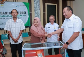 Bupati Rober Christanto saat menyerahkan bantuan Atensi bagi penyandang disabilitas dan lanjut usia, di Aula Lawu Dinsos Karanganyar, Rabu (12/3/2025)