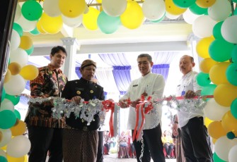 Sekda Karanganyar Timotius Suryadi meresmikan bangunan baru Kantor Balai Desa Pablengan, Kecamatan Matesih, Jum'at (28/02)