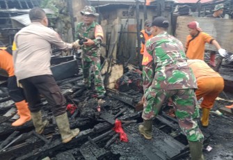 Sinergi TNI-Polri dan Pemerintah Daerah Bantu Korban Kebakaran di Barabai Darat