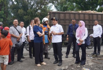 Wali Kota Tebing Tinggi, H. Iman Irdian Saragih, bersama Kapolres AKBP Simon Paulus Sinulingga, S.H., meninjau langsung lokasi kebakaran hebat yang melanda depot kayu Panglong 88 di Jalan Setiabudi No. 88, Kelurahan Berohol, Rabu (19/3/2025)