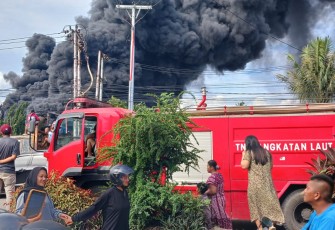 Aksi Sigap Prajurit TNI AL Bantu Padamkan Api yang Melahap Pabrik Karet di Padang 