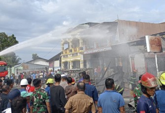 Aksi Sigap Tim Pemadam Kebakaran Lanud Sutan Sjahrir Bantu Padamkan Kebakaran Toko Milik Warga