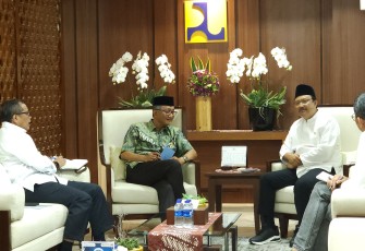 Menteri Pekerjaan Umum (PU) Dody Hanggodo menerima kunjungan Menteri Sosial, Syaifullah Yusuf, di Kantornya, Kamis (6/3/2025)