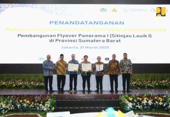 Sekretaris Jenderal Kementerian Pekerjaan Umum (PU) Mohammad Zainal Fatah mewakili Menteri PU Dody Hanggodo menyaksikan kegiatan penandatanganan Perjanjian Kerja Sama Pemerintah dengan Badan Usaha (KPBU) untuk proyek pembangunan Flyover Panorama I (Sitinjau Lauik I) di Provinsi Sumatera Barat, Jumat (21/03/2025), di Auditorium Kementerian PU