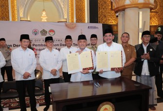 Kementerian Desa Pembangunan Daerah Tertinggal (Kemendes PDT) dan Kementerian Agama (Kemenag) melaksanakan Kick Off Kerjasama dalam pencanangan Pemberantasan buta huruf Al Quran dan Satu Desa Satu Majelas Taklim pada Senin (24/3/2025) di Masjid Izzatul Islam Grand Wisata Desa Lambangsari Kecamatan Tambun Selatan, Kabupaten Bekasi