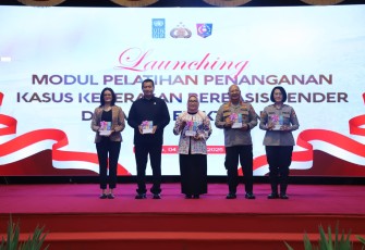 Wamen PANRB Purwadi Arianto saat mendampingi Menteri PPPA Arifatul Choiri Fauzi; Ketua STIK Lemdiklat Polri Irjen Pol. Prof. Dr. Dadang Hartanto; dan Deputy Resident Representative at UNDP Indonesia Sujala Pantdalam acara Peluncuran Modul Pelatihan Penanganan Kasus Kekerasan Berbasis Gender di Ranah Elektronik di Jakarta, Selasa (04/02/2025)