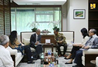 Menteri Pekerjaan Umum (PU) Dody Hanggodo didampingi Wakil Menteri PU Diana Kusumastuti dan Sekretaris Jenderal Kementerian PU Mohammad Zainal Fatah melakukan pertemuan dengan Koordinator High-Level Experts and Leaders Panel (HELP) on Water and Disasters Prof. Kenzo Hiroki di Kantor Kementerian PU, Jakarta, Selasa (4/2/2025)