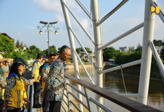 Menteri Pekerjaan Umum (PU) Dody Hanggodo Dalam kunjungannya ke infrastruktur pengendali banjir di Bendung Bekasi dan Sodetan Ciliwung pada Rabu (5/3/2025)