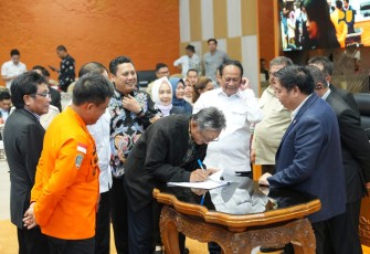 Menteri Pekerjaan Umum (PU) Dody Hanggodo didampingi Wakil Menteri PU Diana Kusumastuti beserta Pimpinan Tinggi Madya dan Pratama di lingkungan Kementerian PU menghadiri Rapat Kerja dengan Komisi V DPR RI di Jakarta, Rabu (12/2/2024)