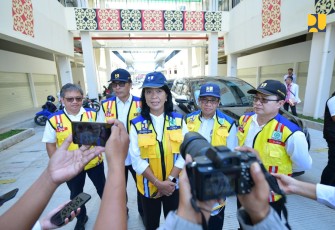 Wakil Menteri Pekerjaan Umum (PU) Diana Kusumastuti melakukan peninjauan Pasar Banjarsari yang berada di Kota Pekalongan, Jawa Tengah, Selasa (18/02/2025). Saat ini, progress pembangunan Pasar Banjarsari telah mencapai 100% dan selesai