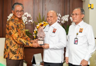 Menteri Pekerjaan Umum (PU) Dody Hanggodo menerima kunjungan tim Persatuan Insinyur Indonesia (PII) di Kementerian PU, Kamis (13/02/2025)
