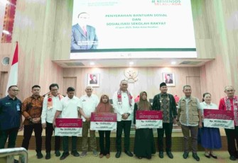 Sekretaris Jenderal Kemensos Robben Rico memberikan santuan di Kantor Wali Kota Kendari, Jumat (27/6/2025).