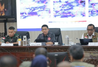 Kepala Badan Nasional Penanggulangan Bencana (BNPB) Letjen TNI Suharyanto bersama dengan Menteri Koordinator Bidang Pembangunan Manusia dan Kebudayaan (Menko PMK) Pratikno saat memimpin Rapat Koordinasi Penanganan Bencana Banjir dan Tanah Longsor di Provinsi Kalimantan Barat. Rapat ini dilaksanakan pada Kamis (30/1) di Balai Petitih, Kantor Gubernur Kalimantan Barat.