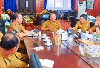 Sekretaris Daerah Provinsi Kepulauan Riau, Adi Prihantara, saat menghadiri Rapat Koordinasi (Rakor) Persiapan Pelantikan Kepala Daerah Terpilih Hasil Pilkada Serentak Tahun 2024 melalui zoom meeting di Ruang Rapat Sekda, Senin (3/2). 