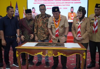 Gubernur Ansar bersama Manajer PT PLN (Persero) UP3 Tanjungpinang, Rully Agus Widanarto saat Peresmian peningkatan nyala di Kecamatan Pulau Panjang, di Gedung Serbaguna Sri Serindit, Ranai. 