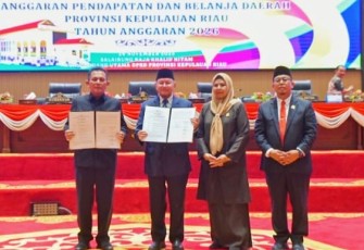 Penandatanganan Nota Kesepakatan Bersama dalam Rapat Paripurna yang digelar di Ruang Sidang Utama Balairung Raja Khalid Hitam, Dompak, Senin (24/11/2025).