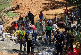 Kerja sama Satgas TMMD Ke-124 Kodim 040BS Dengan Masyarakat