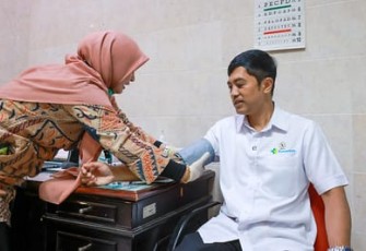Wakil Menteri Kesehatan (Wamenkes) Prof. Dante Saksono Harbuwono melakukan cek kesehatan gratis di Puskesmas Kelapa Gading, Jakarta, pada Kamis (10/4)
