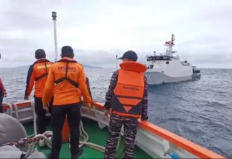 KRI Matabongsang-873 Selamatkan Kapal Milik Basarnas yang Mengalami Kerusakan Mesin dan Kemudi
