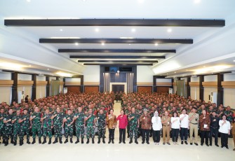 Menteri Lingkungan Hidup, Dr. Hanif Faisol Nurofiq, secara resmi membuka Kegiatan Bimbingan Teknis (Bimtek) Pengelolaan Sampah Berbasis Sumber bagi Bintara Pembina Desa (Babinsa) di Aula Supardi, Makodam IX/Udayana, Denpasar