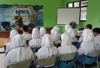 Babinsa Koramil 0801/05 Nawangan Beri Pelatihan LDKS ke Siswa SMK