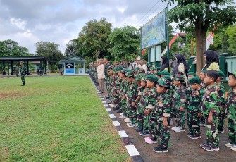 Tumbuhkan Jiwa Patriotisme, Kodim 0801/Pacitan Gelar Upacara Hari Senin bersama murid TK Kartika