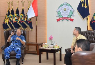 Dankoharmatau, Marsda TNI Suryanto, saat menerima kunjungan kerja dari Personel SBU Defense Industry PT GMF Aero Asia Tbk. Pertemuan berlangsung di Ruang Courtesy Call Mako Koharmatau, Bandung, pada Kamis (17/07/2025).