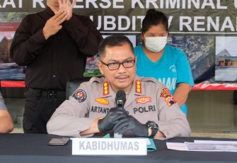 Direktur Reserse Kriminal Umum Polda Jateng (Dirreskrimum), Kombes Pol Dwi Subagio dalam konferensi pers ungkap kasus Tindak Pidana Perdagangan Orang (TPPO) di Loby Mako Ditreskrimum Polda Jateng pada Selasa, (4/2/2025)