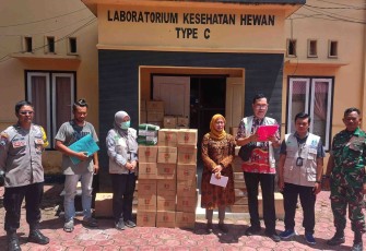 Babinsa Rejowinangun Kawal Distribusi Bantuan Obat PMK di Trenggalek