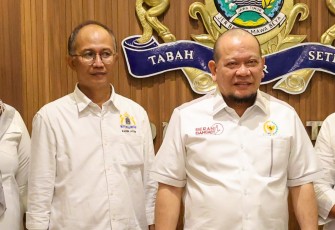LaNyalla saat menerima aspirasi dari lima asosiasi kepelabuhan dan Kadin Jatim di Gedung Graha Kadin Jatim, Jumat (21/3/2025)
