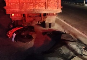 Kondisi motor Honda Vario AD 4404 AZF usai menabrak dump truk, di Jalan Raya Solo - Sragen, kawasan Desa Sroyo, Kecamatan Jaten, Kabupaten Karanganyar, Rabu (16/4/2025) Foto : Istimewa