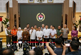 Mendagri di hadapan awak media usai mengikuti Rakor Tingkat Menteri terkait Persiapan Hari Raya dan Libur Idulfitri 1446 Hijriah di Kantor Kementerian Koordinator (Kemenko) Bidang Pembangunan Manusia dan Kebudayaan (PMK), Jakarta, Rabu (5/3/2025)