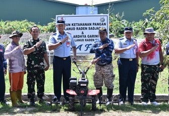 Komandan Lanud Raden Sadjad (Danlanud RSA) Natuna, Kolonel Pnb I Ketut Adiyasa Ambara, secara simbolis menyerahkan mesin bajak pertanian (hand traktor tangan) untuk mendukung pengelolaan lahan pertanian di RSA Farm Lanud RSA, Kabupaten Natuna, Provinsi Kepulauan Riau, Kamis (6/3/2025)